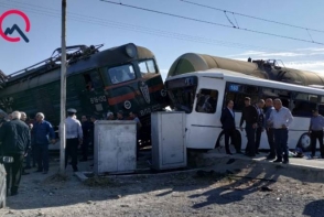 Բաքվում ավտոբուսի և գնացքի բախման հետևանքով վիրավորների թիվը հասել է 26-ի (տեսանյութ)