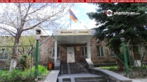 Տղամարդը բարձրացել է ոստիկանության Չարենցավանի բաժնի տարածքում գտնվող ընկուզենու վրա և սպառնում է ցած նետվել