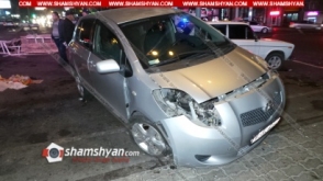 Երևանում կին վարորդը Toyota Vitz-ով բախվել է գյուղատնտեսական շուկայի սեղաններին ու հայտնվել եռագույն դրոշի բետոնե պատվանդանին