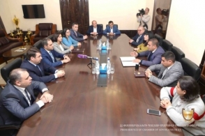 ՔՊ-ականնե՛ր, ձեր մարզպետին խաբար արեք, որ դեմը նստածներից երկուսը փաստաբանական գրասենյակի վրա հարձակվողներից են (լուսանկար)