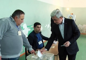 Սերժ Սարգսյանն էլ է քվեարկել (տեսանյութ)