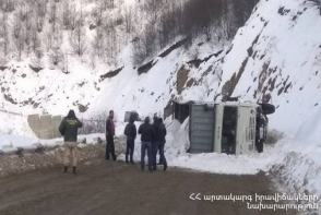 На участке дороги Каджаран-Мегри перевернулся грузовик