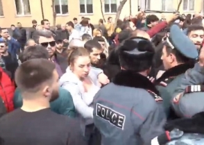 Между работниками кафе у площади Свободы и полицейскими произошли новые столкновения (видео)