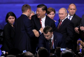 Охранники Путина спасли Си Цзиньпина от падения со сцены