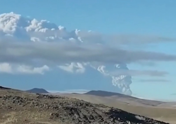 Извержение вулкана Убинас на юге Перу