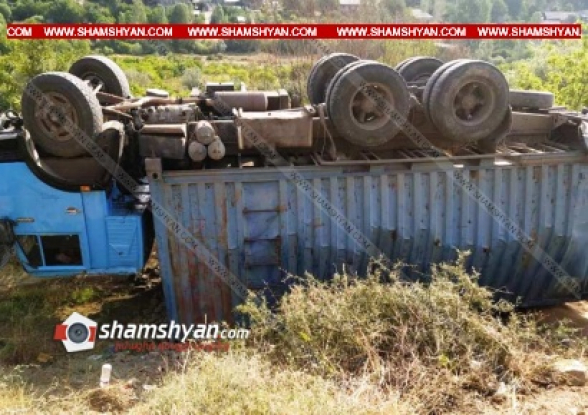 Ցորենով բարձված КамАЗ-ը գլխիվայր շրջվել է. 3 վիրավորներից մեկը 6-ամյա տղա է