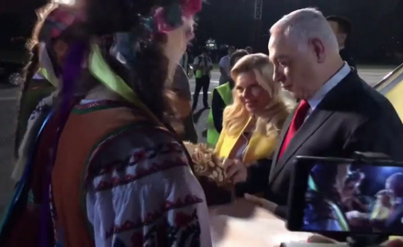 Жена Нетаньяху кинула на пол ломоть каравая при встрече в Киеве (видео)