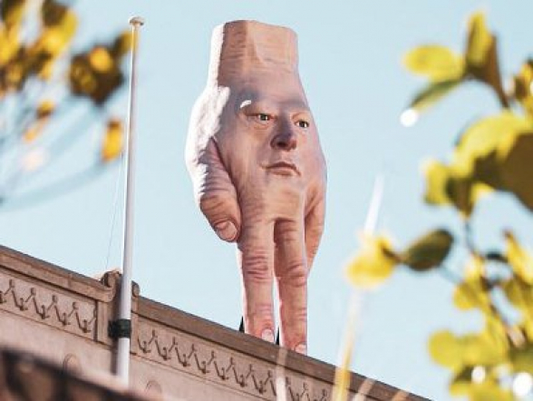 Նոր Զելանդիայի բնակիչներին ահաբեկել է արվեստի պատկերասրահի տանիքին տեղադրված «ձեռքը»