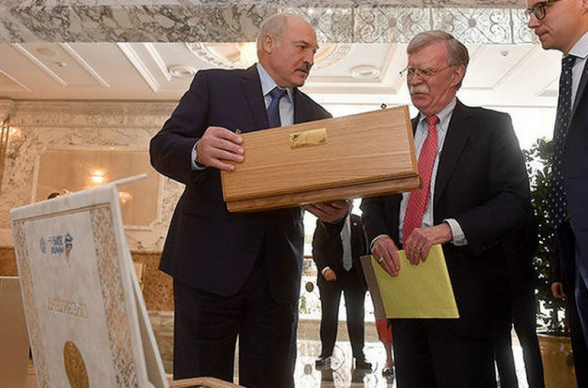 Лукашенко подарил Болтону белорусскую водку