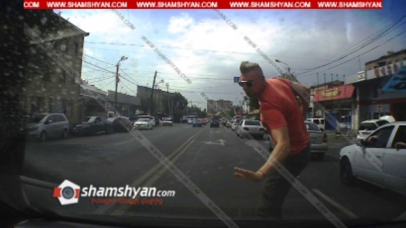 Բացառիկ տեսանյութ՝ ինչպես է Երևանում ՌԴ քաղաքացին, ով ՍՊԸ-ի տնօրեն է, չնախատեսված վայրով անցնելուց հետո վրաերթի ենթարկվում