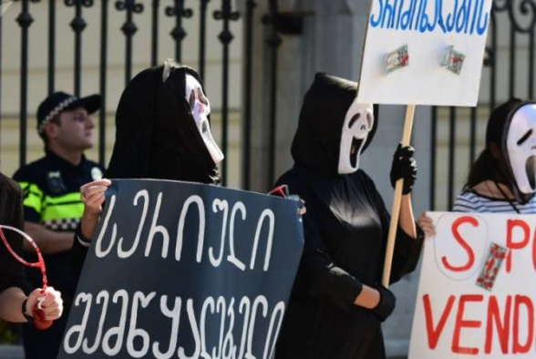 Президенту Грузии устроили акцию в масках из «Очень страшного кино»