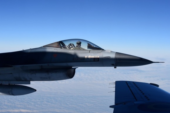 Во Франции рухнул истребитель F-16, пилот повис на высоковольтном проводе
