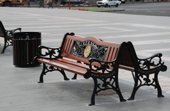 Мэрия Еревана закупила сверхдорогие скамейки и мусорные урны – «Жоховурд»