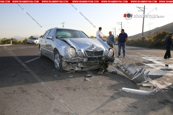 Սևանի թերակղզու խաչմերուկում բախվել են Nissan Teana-ն և Mercedes E320-ը. կան վիրավորներ