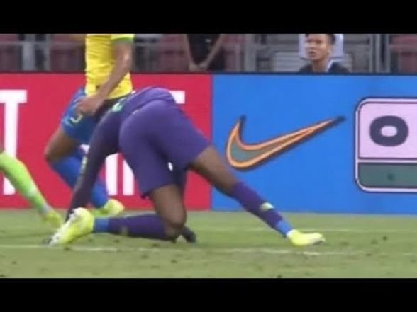 Вратарь сборной Нигерии получил жуткую травму в матче с Бразилией (видео)