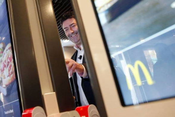 McDonald՚s-ի նախագահը թողել Է իր պաշտոնը ծառայողական սիրավեպի պատճառով