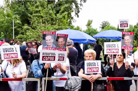 Сторонники Роберта Кочаряна проводят акцию перед зданием суда (прямой эфир)