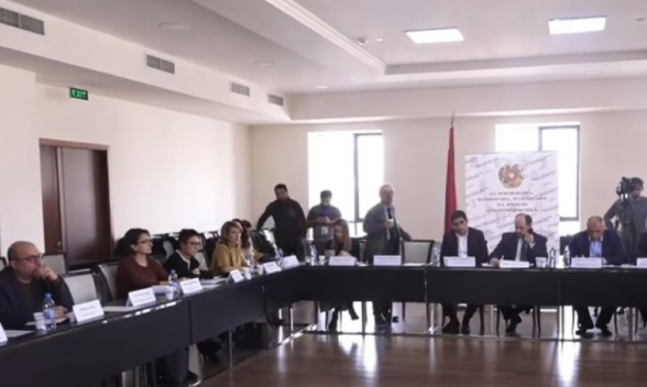 «Բարձրագույն կրթության, գիտության մասին» օրենքի նախագծի քննարկմանը մասնակցում էր նաև Արայիկ Հարությունյանը (տեսանյութ)