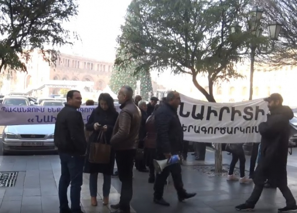 Работники завода «Наирит» провели акцию протеста перед зданием правительства (видео)