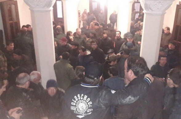 В Абхазии протестующие похитили оружие из администрации президента (видео)