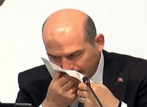У главы МВД Турции во время прямого эфира из носа пошла кровь