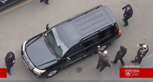 Առանց ձեռնաշղթաների թույլ են տալիս նստի ոստիկանապետի մեքենան (տեսանյութ)