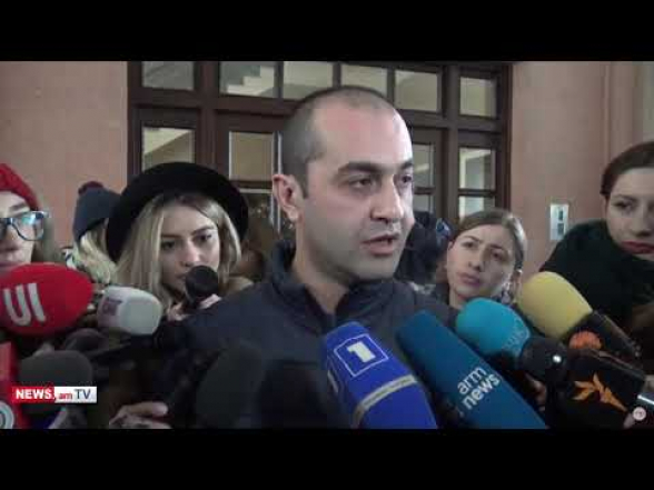 Խուզարկությունը դեռ չի սկսվել, որովհետև Հրայր Թովմասյանին թույլ չեն տալիս ծանոթանալ դատարանի որոշմանը. պաշտպան (տեսանյութ)