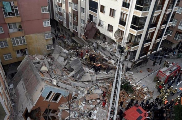 В Стамбуле обрушился семиэтажный дом (фото)