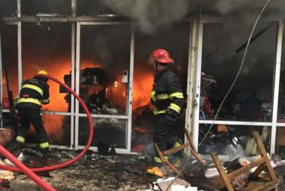 В ходе пожара в крупнейшем ТЦ в Баку пострадали 10 человек