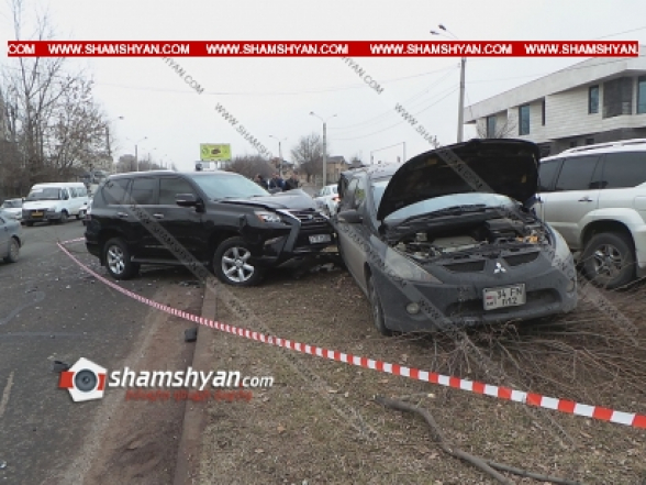 «Օդալեն» ռեստորանային համալիրի դիմաց բախվել են Suzuki-ն ու Lexus-ը, Lexus-ն էլ հայտնվել է գազոնում