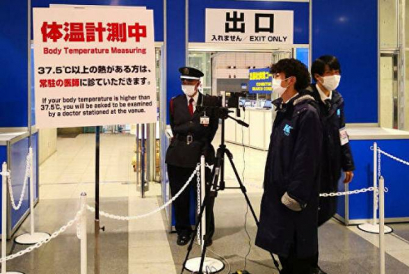 В Японии посетителям выставок измеряют температуру и раздают маски