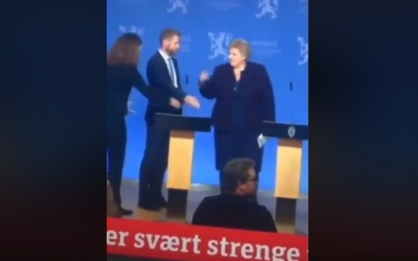 В конфуз с рукопожатием на фоне коронавируса попала премьер Норвегии