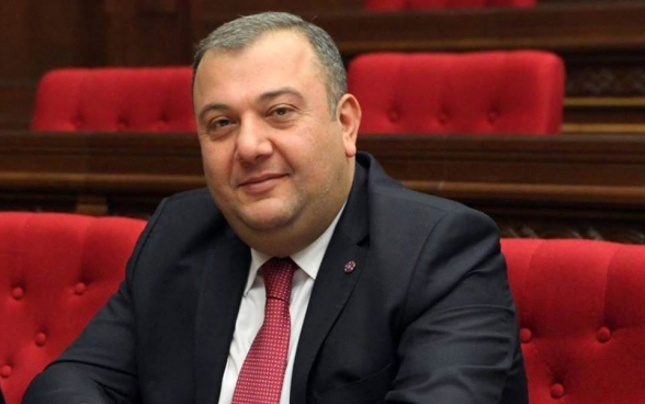 Բա ամեն դեպքում, որպես հիվանդի հետ շփված, պիտի 14 օր մեկուսացված չլինե՞ր