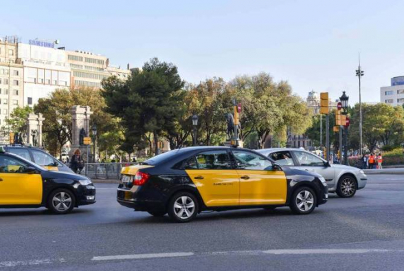 Таксисты-армяне в Барселоне бесплатно развозят медработников