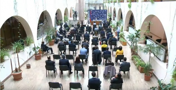 Заседание Совета старейшин Еревана проходит в фойе мэрии (прямой эфир)