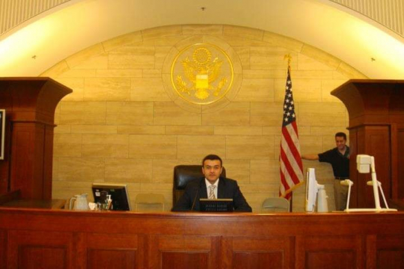 Բա, ԲԴԽ ջան, 2010 թ․ ամռանը չարամտորեն նստեցի Լոս Անջելեսի քաղաքային դատարանի դատավորի աթոռին