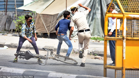 В Индии нарушителей карантина прогоняют с улиц палками