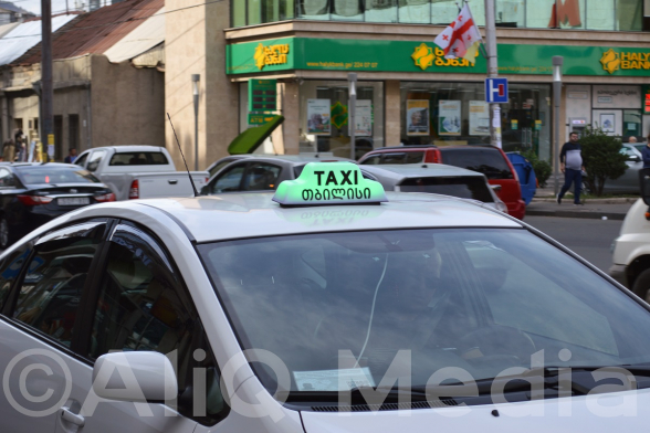 Таксистам в Грузии пообещали финансовую помощь