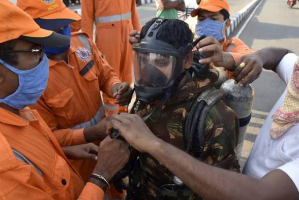 Тысячи людей пострадали из-за утечки газа на заводе в Индии