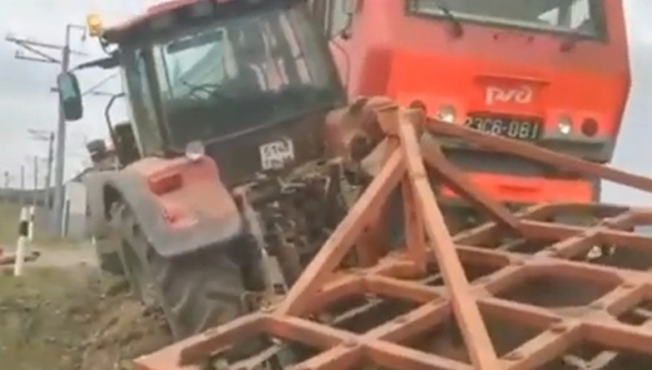Поезд протаранил трактор на переезде под Екатеринбургом (видео)