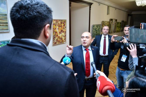 Эдмон Марукян и Ален Симонян вступили в словесную перепалку в коридоре НС