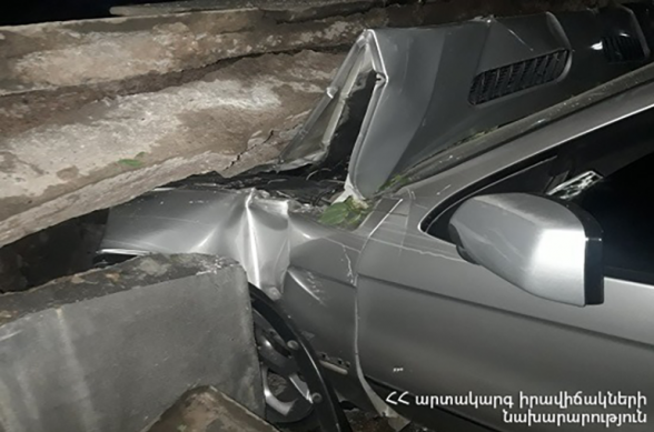 Գարեգին Նժդեհի հրապարակում «BMW X5»-ը դուրս է եկել երթևեկելի հատվածից և բախվել Սպանդարյանի հուշարձանի պատնեշին․ կա վիրավոր