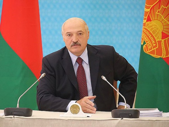 Нам еще месяц барахтаться, пока не уйдем от коронавируса – Лукашенко