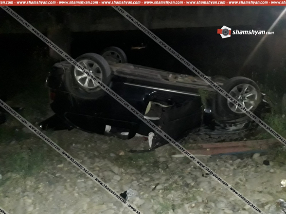 Ավտովթար Արարատի մարզում. 31-ամյա վարորդը BMW X5-ով բախվել է կամրջի արգելապատնեշներին և գլխիվայր շրջվել՝ հայտնվելով կամրջի տակ (լուսանկարներ)