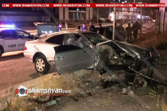 Երևանում 28-ամյա վարորդը Mercedes-ով բախվել է Նորագավիթի «գայի պոստի» բետոնե պատնեշին. կան վիրավորներ