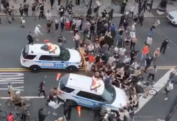 Американская полиция показывает мастер-класс того, как нужно обращаться с толпой (видео)