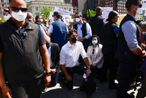 Трюдо встал на колени на антирасистской демонстрации в столице Канады