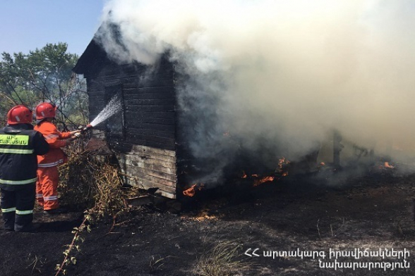 Ծաղկունք գյուղում այրվել է փայտյա տնակ և խոտածածկույթ (տեսանյութ)