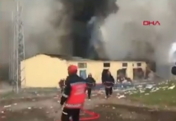 На фабрике по производству фейерверков в Турции произошел мощный взрыв (видео)