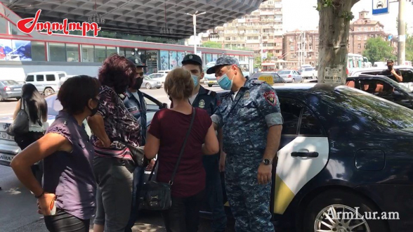 Инцидент в центре Еревана: полицейские подвергли женщину приводу (видео)